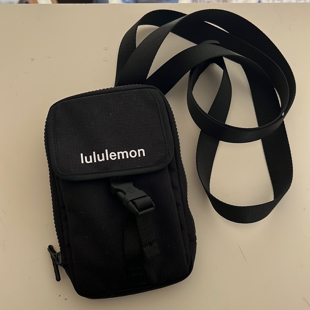 Lululemon crossbody (vertical)